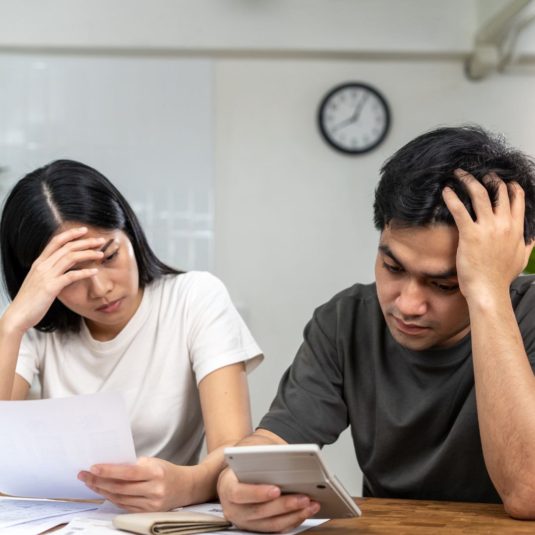 2 people looking at their energy bills